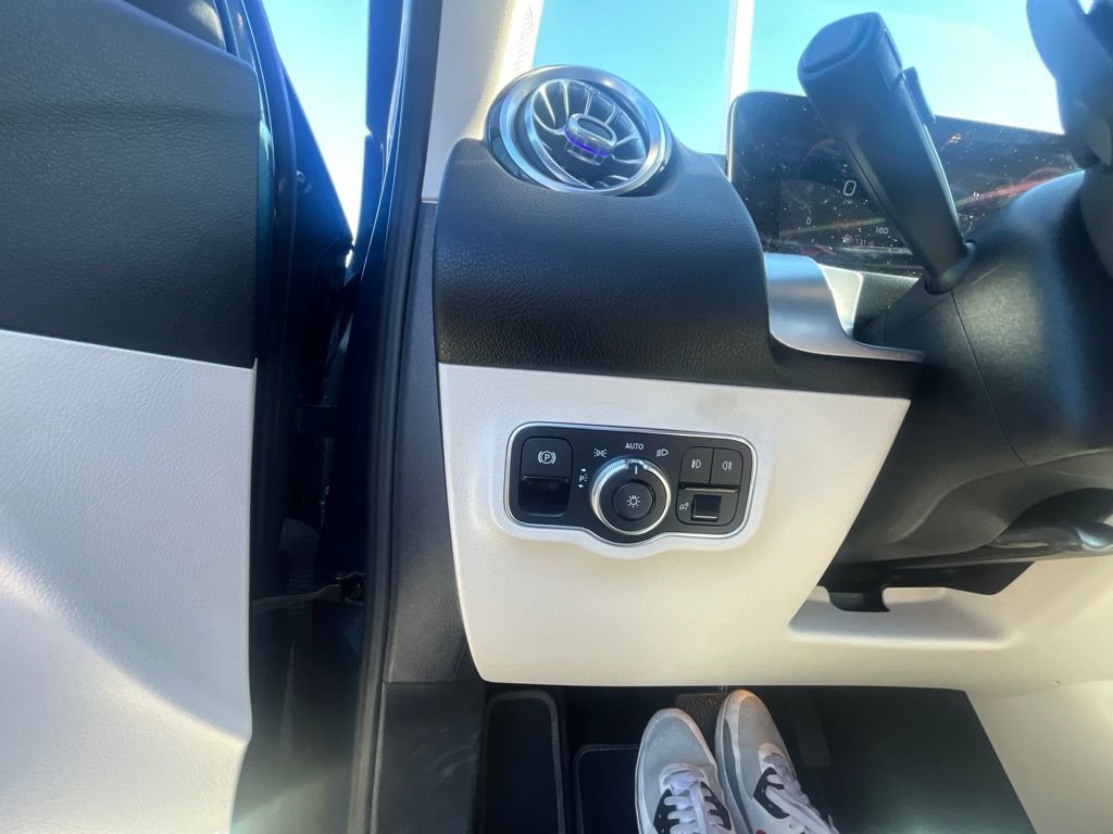Used 2021 Mercedes-Benz GLB 250 4MATIC image 19
