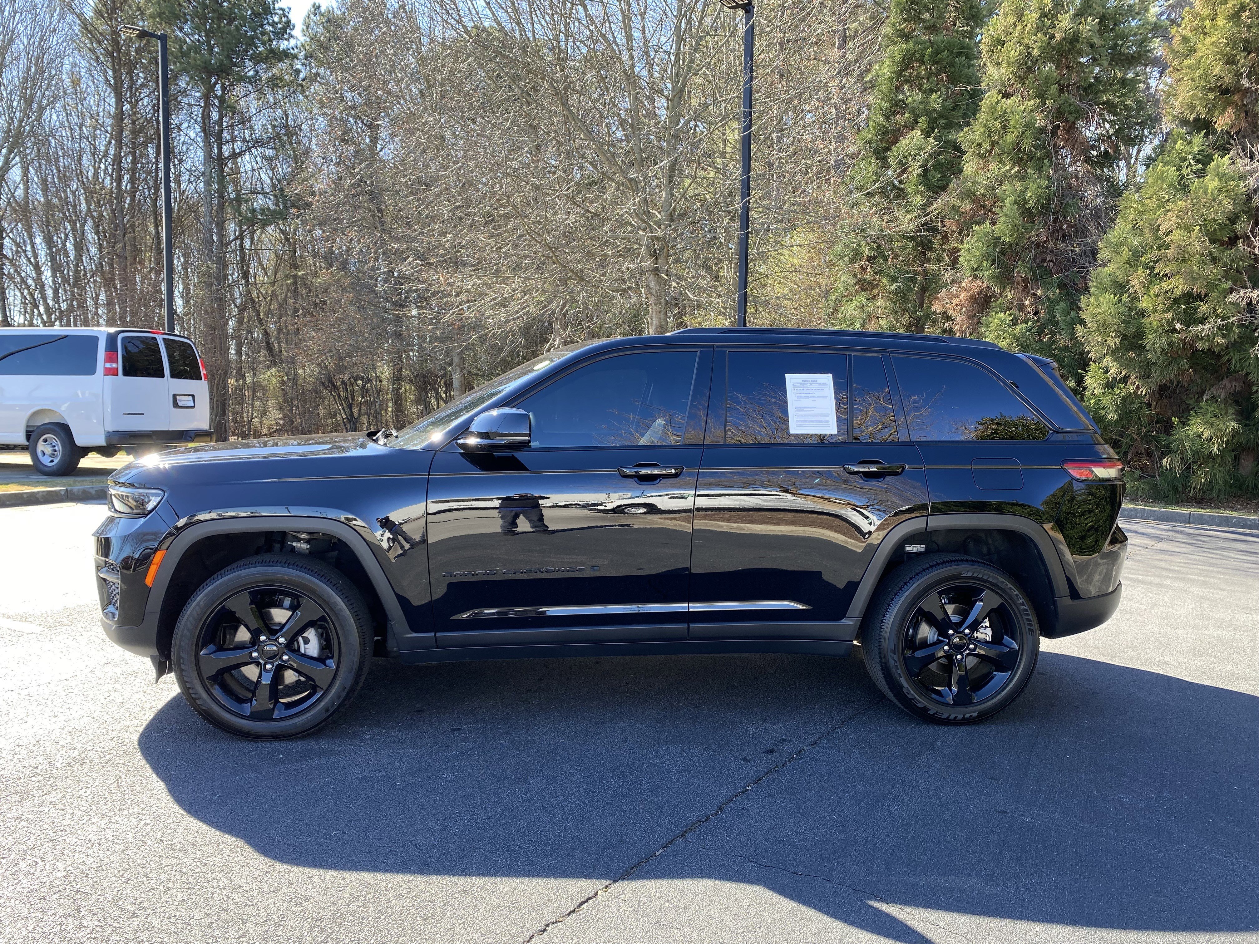 Used 2025 Jeep Grand Cherokee Altitude image 6