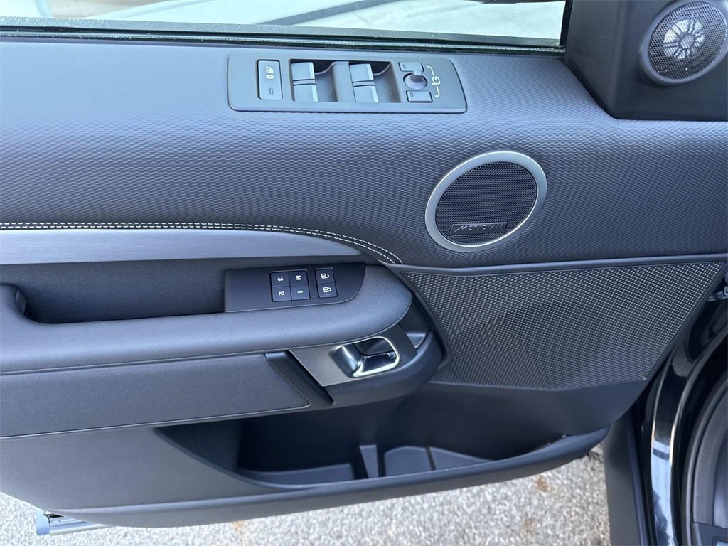 Used 2025 Land Rover Discovery Dynamic SE image 16