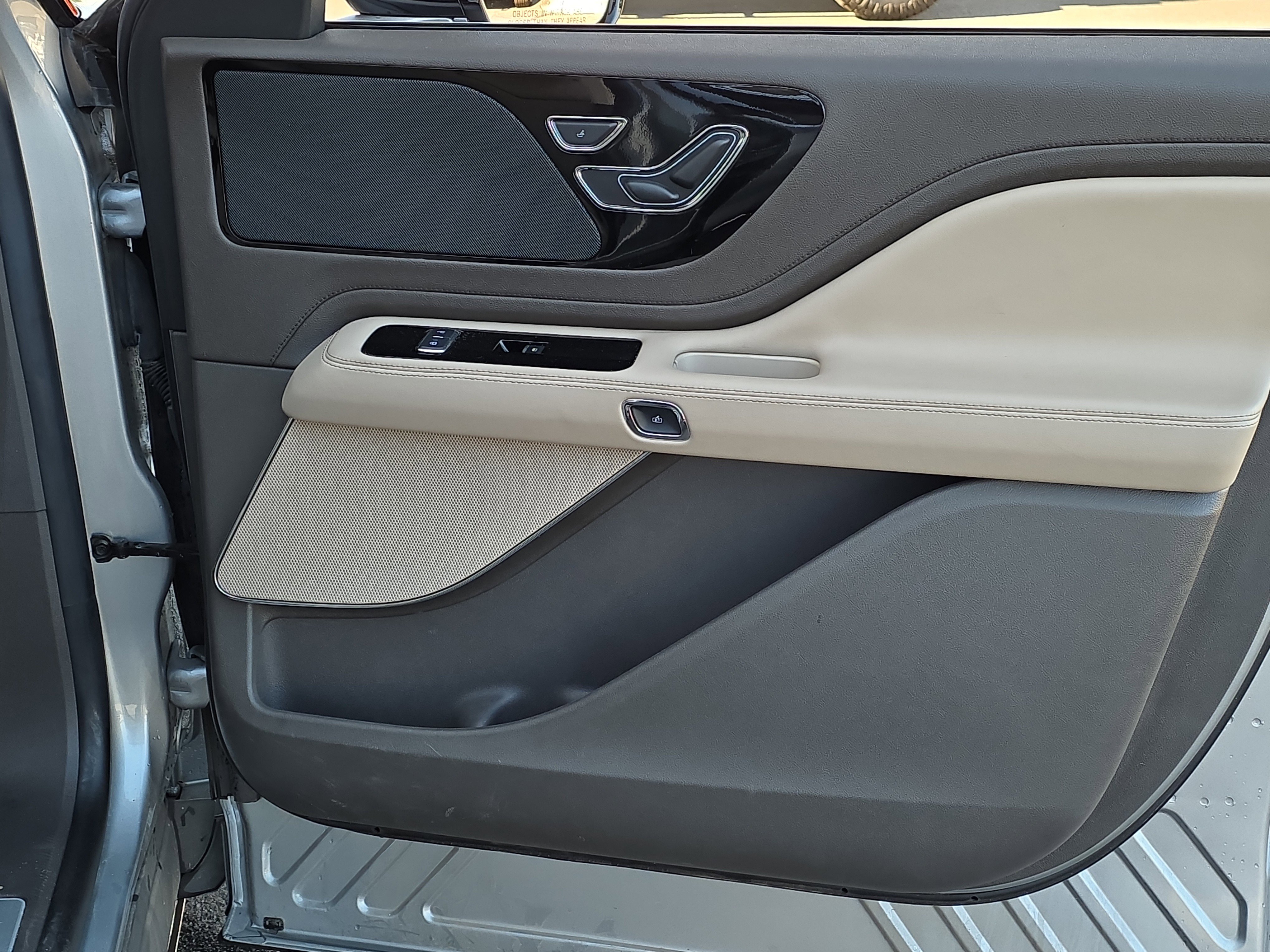 Used 2023 Lincoln Aviator 2WD w/ Elements Package image 35