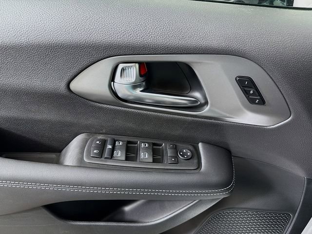 New 2026 Chrysler Pacifica Select image 17