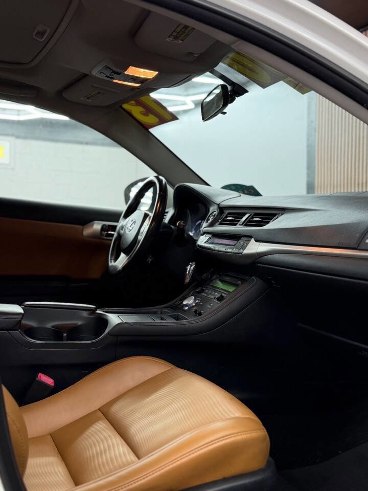 Used 2013 Lexus CT 200h w/ Seat Comfort Pkg FWD image 5