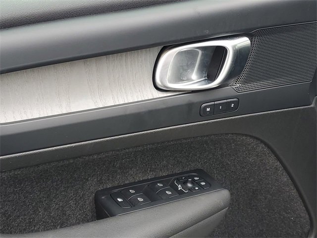 Used 2025 Volvo XC40 B5 Core image 23