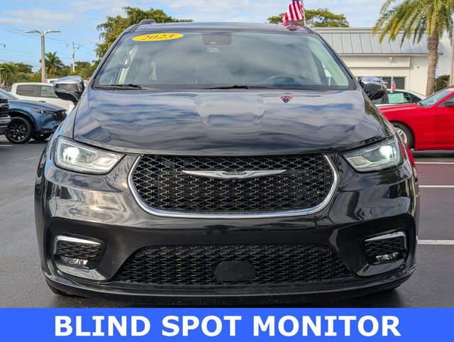 Used 2023 Chrysler Pacifica Limited image 2