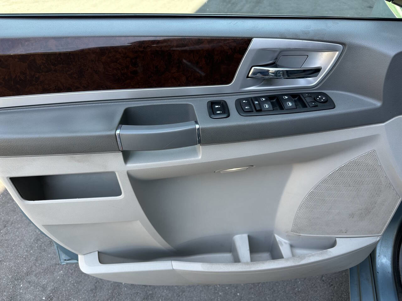 Used 2010 Chrysler Town & Country Touring image 11