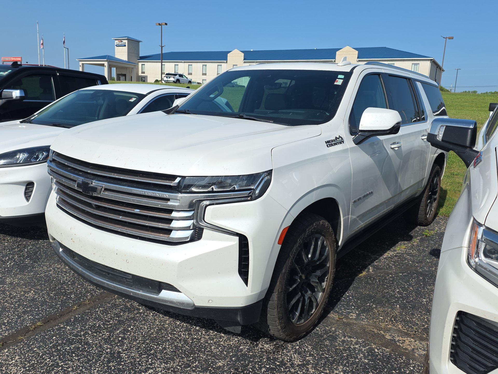 Used 2023 Chevrolet Suburban High Country AWD/4WD image 3