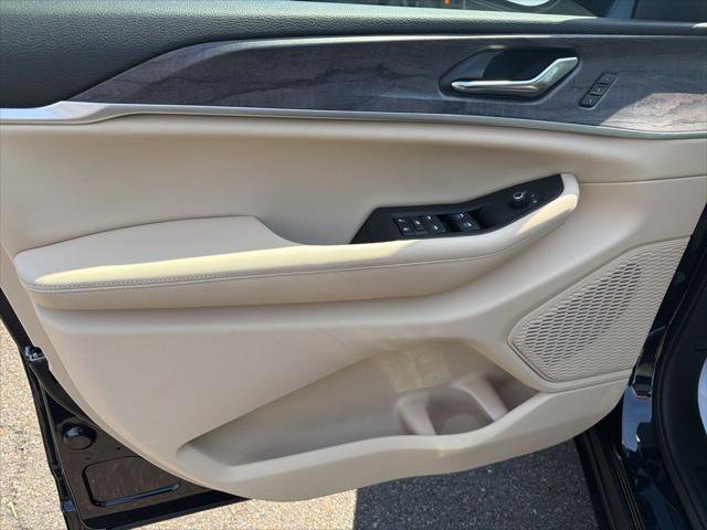 Certified 2024 Jeep Grand Cherokee Limited AWD/4WD image 6