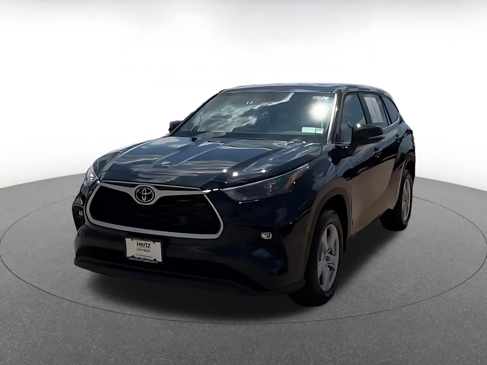 Used 2025 Toyota Highlander LE FWD image 9