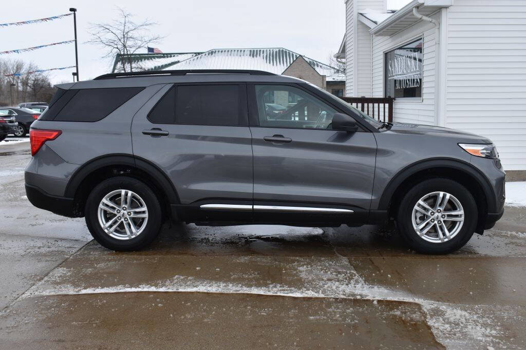Used 2022 Ford Explorer XLT image 2
