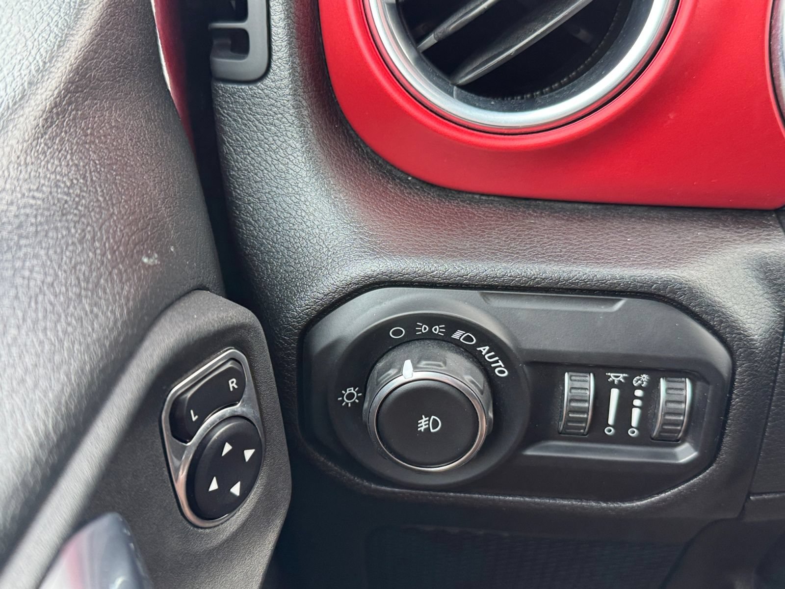 Used 2021 Jeep Wrangler Unlimited Rubicon w/ Cold Weather Group AWD/4WD image 20