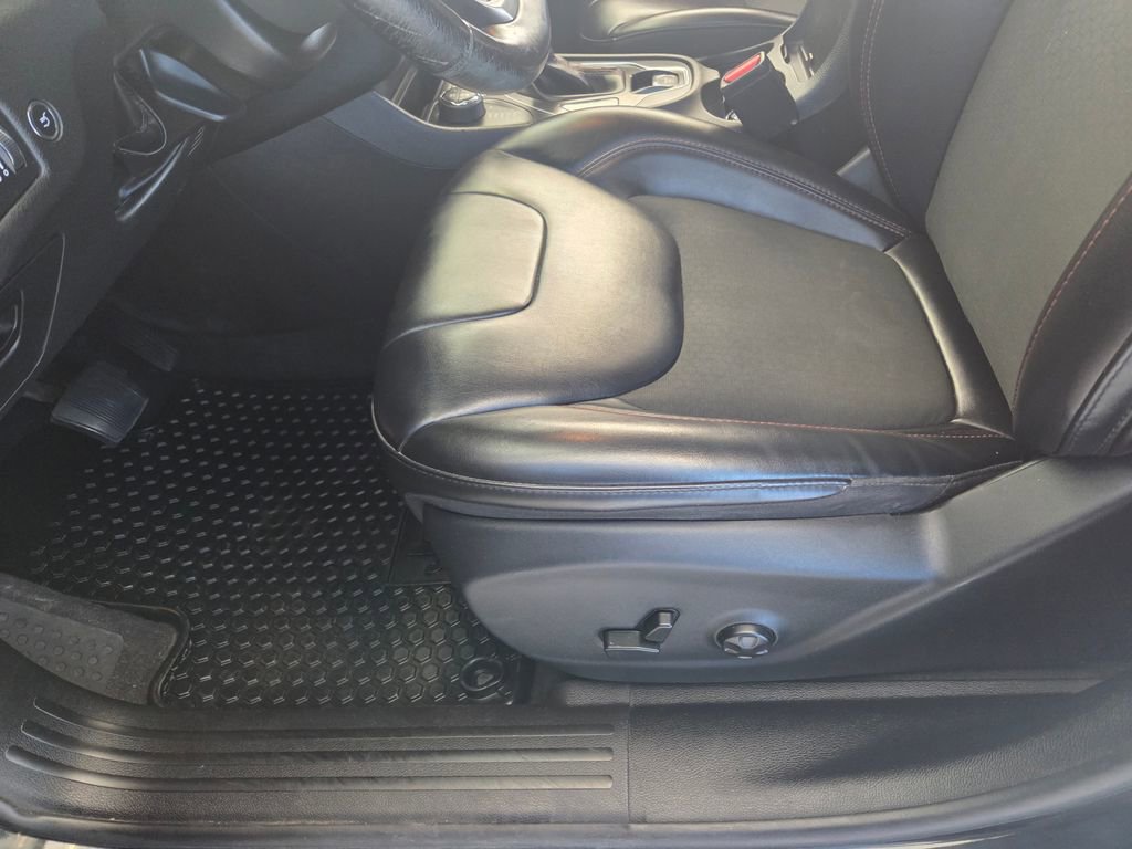 Used 2019 Jeep Cherokee Trailhawk w/ Comfort & Convenience Group image 17