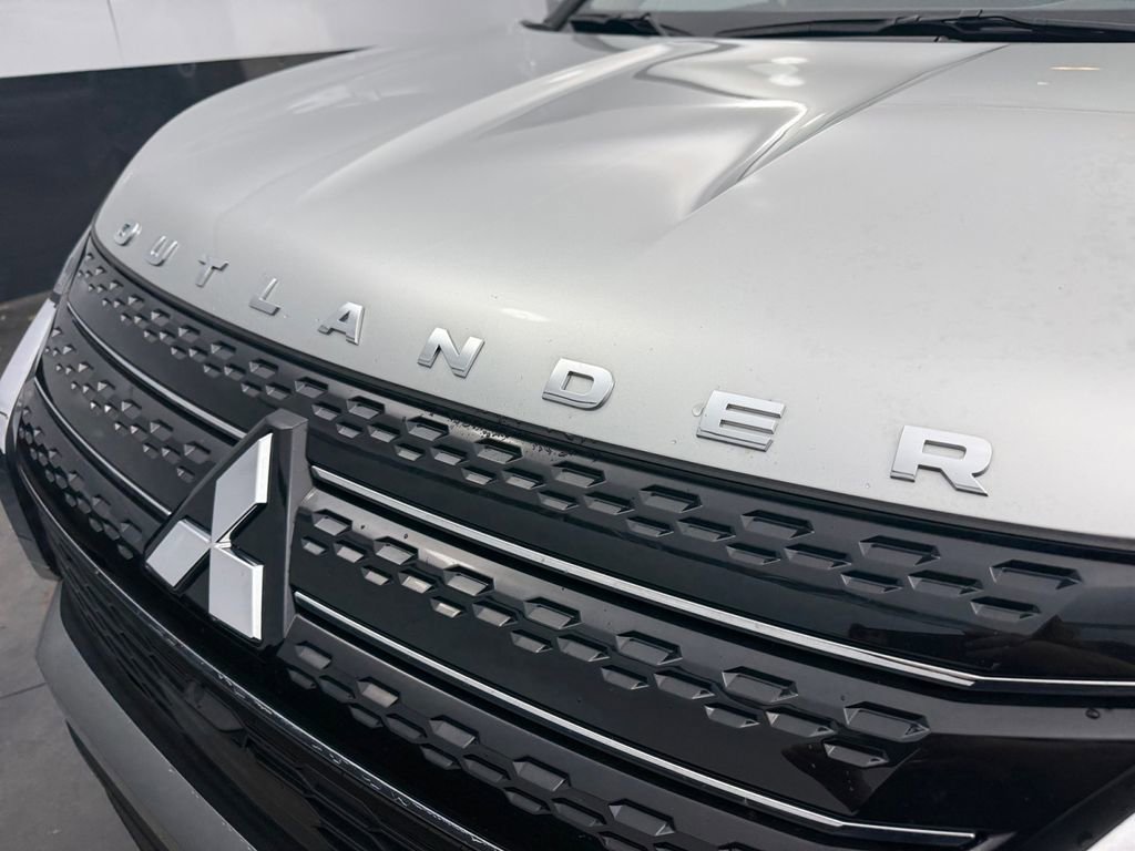 Used 2024 Mitsubishi Outlander ES image 30