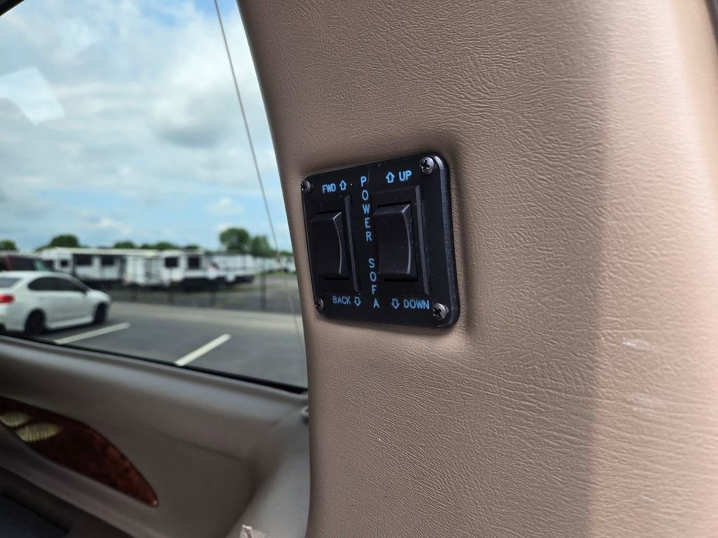 Used 2022 Chevrolet Express 2500 w/ Enhanced Convenience Package image 7