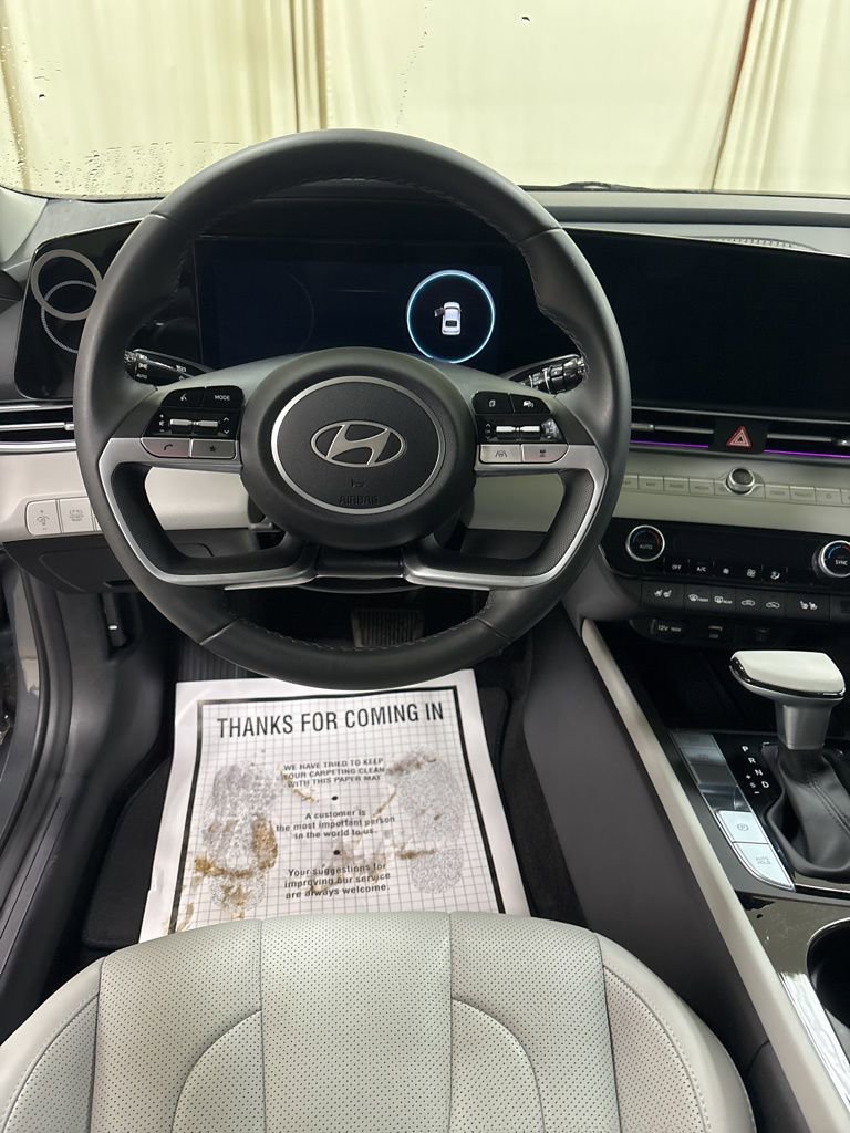 Used 2025 Hyundai Elantra Limited image 11