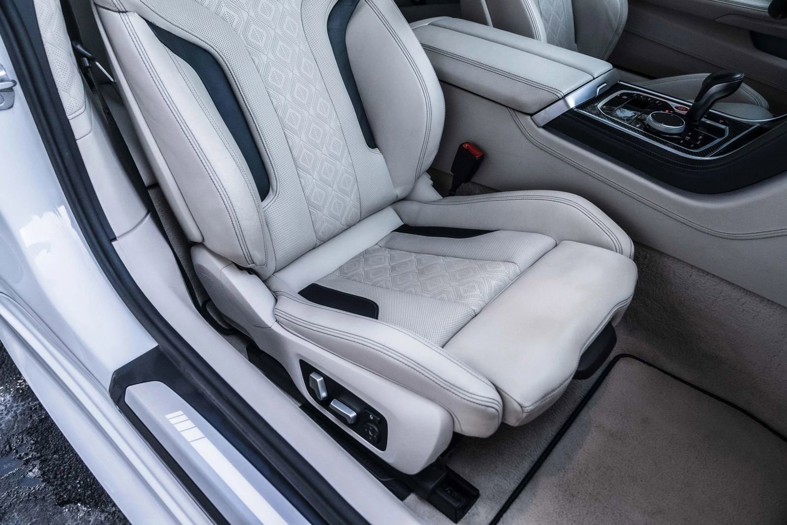 Used 2020 BMW M8 Coupe image 32