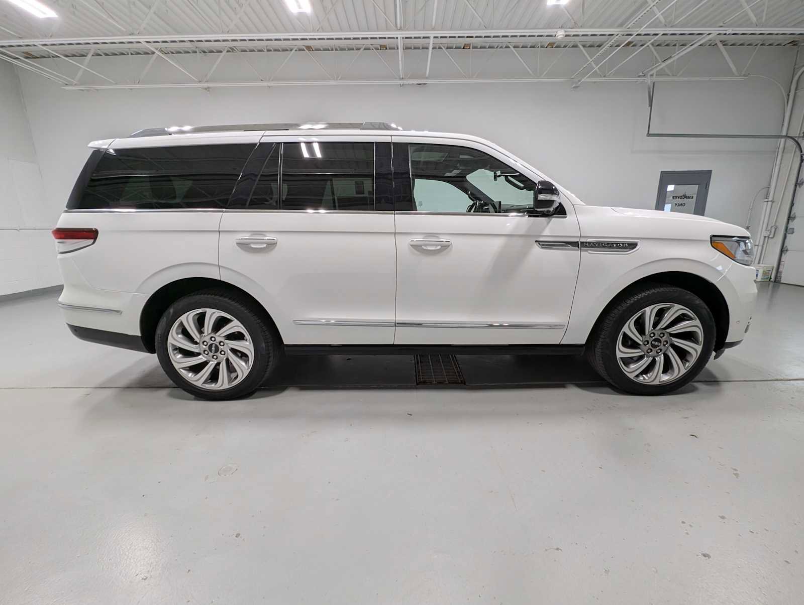 Certified 2023 Lincoln Navigator Reserve AWD/4WD image 7