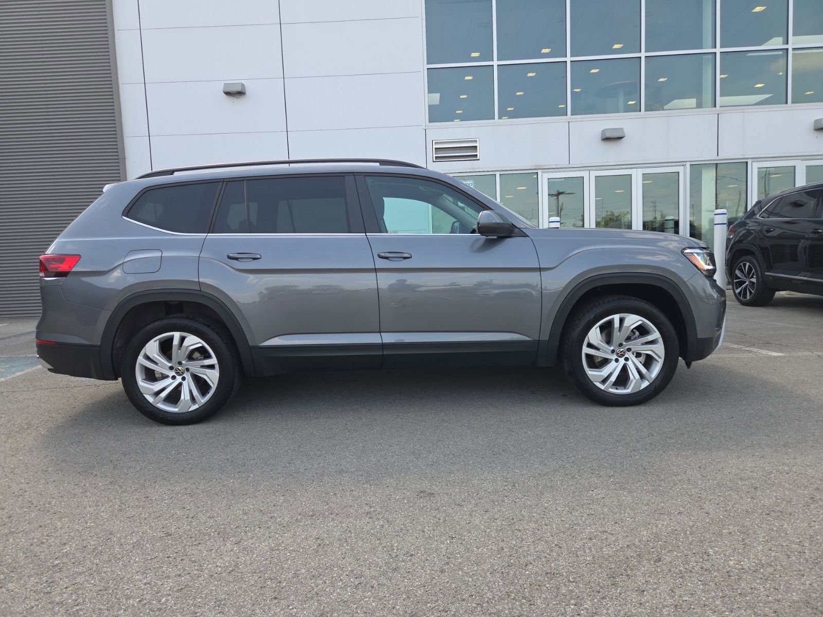 Used 2023 Volkswagen Atlas SE AWD/4WD image 2