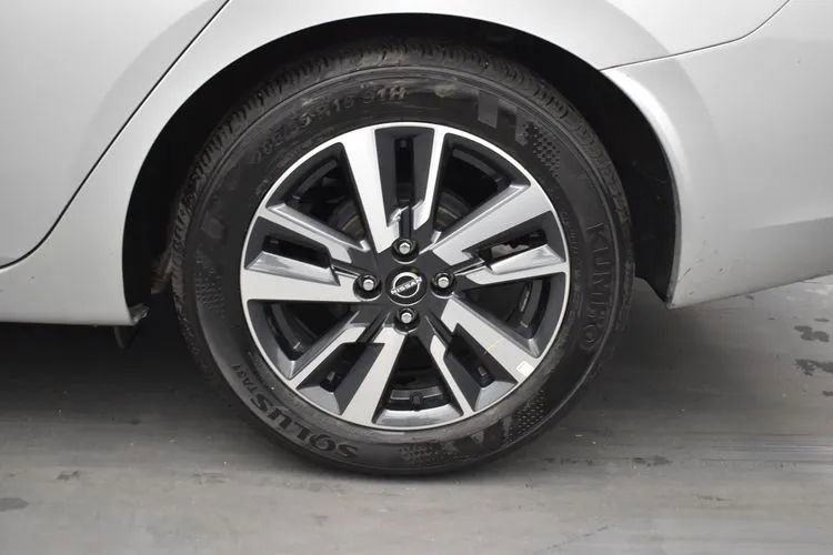 Used 2025 Nissan Versa SV FWD image 33