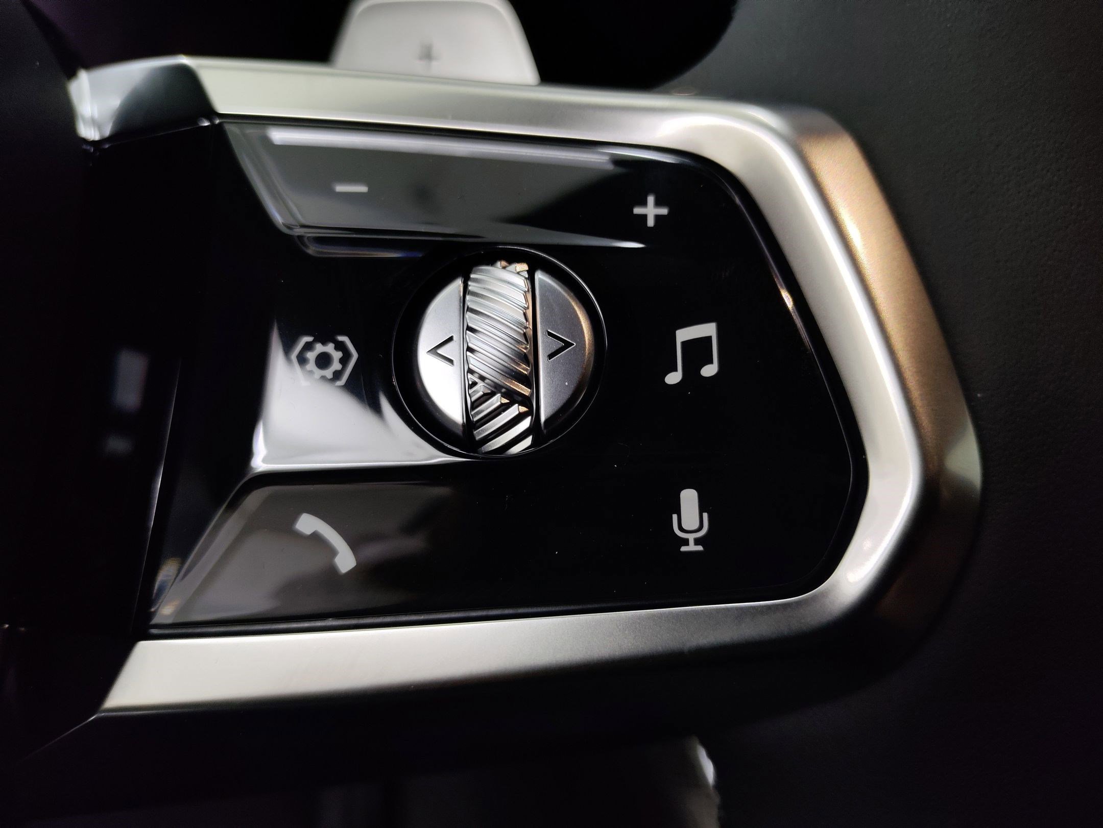 New 2026 BMW 750e xDrive image 16