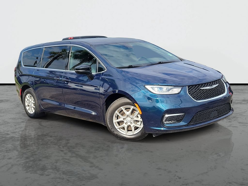 Used 2025 Chrysler Pacifica Select
