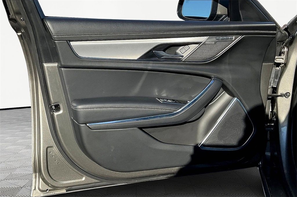 Used 2022 Jaguar XF R-Dynamic SE image 20