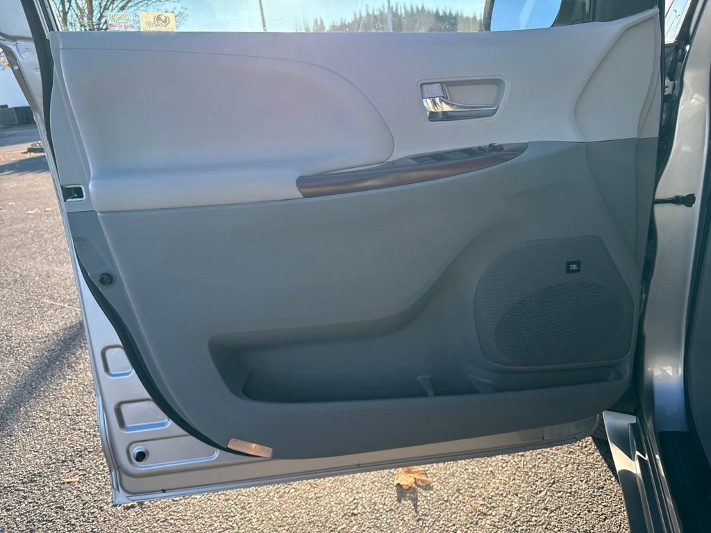 Used 2012 Toyota Sienna XLE image 18