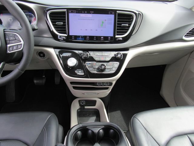 Used 2024 Chrysler Pacifica Touring-L image 18