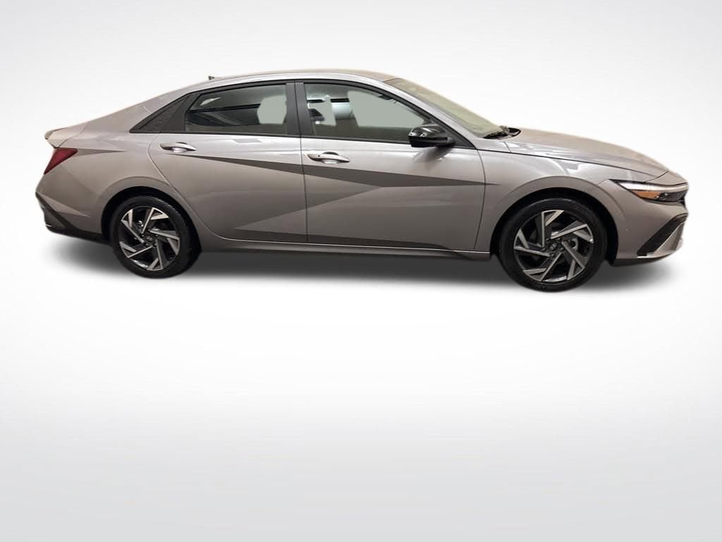 Certified 2025 Hyundai Elantra SE image 4