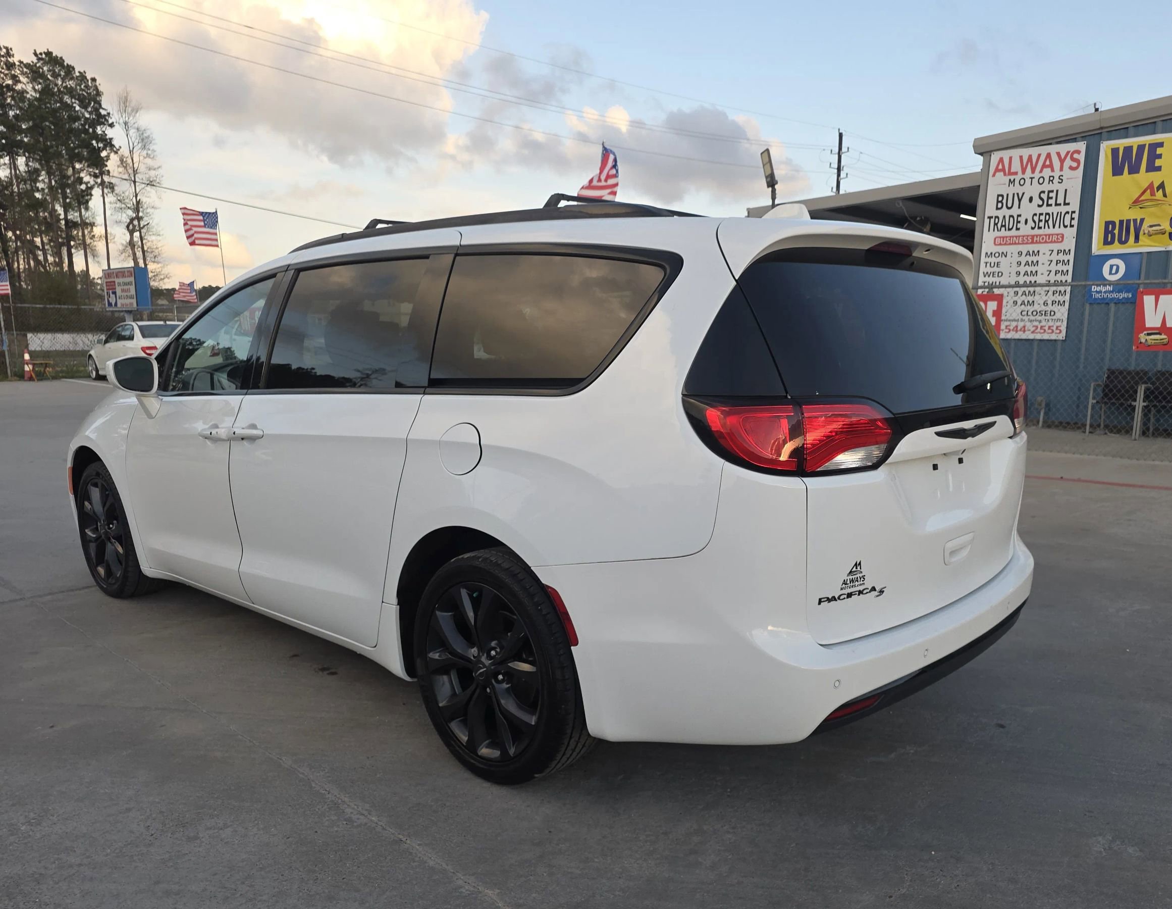 Used 2019 Chrysler Pacifica Touring-L Plus w/ S Appearance Package FWD image 13