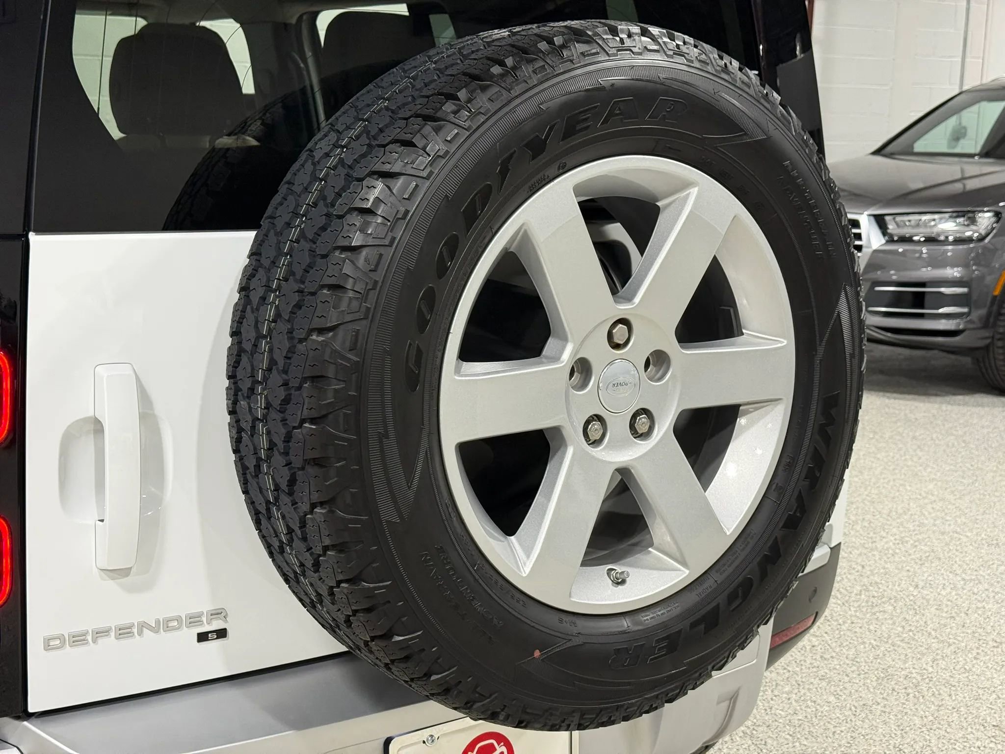 Used 2020 Land Rover Defender 110 S AWD/4WD image 76