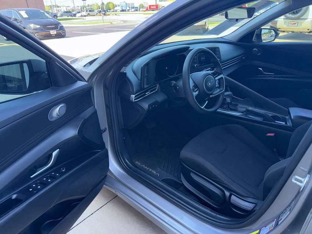 Used 2022 Hyundai Elantra SEL FWD image 15