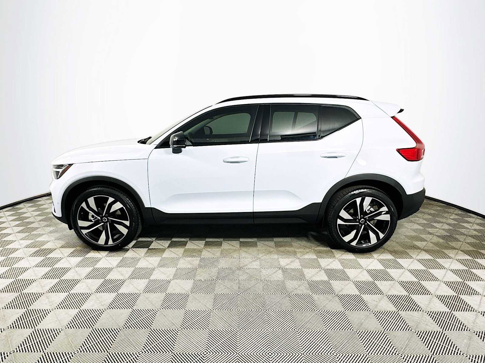 New 2026 Volvo XC40 B5 Plus w/ Protection Package Premier AWD/4WD image 4