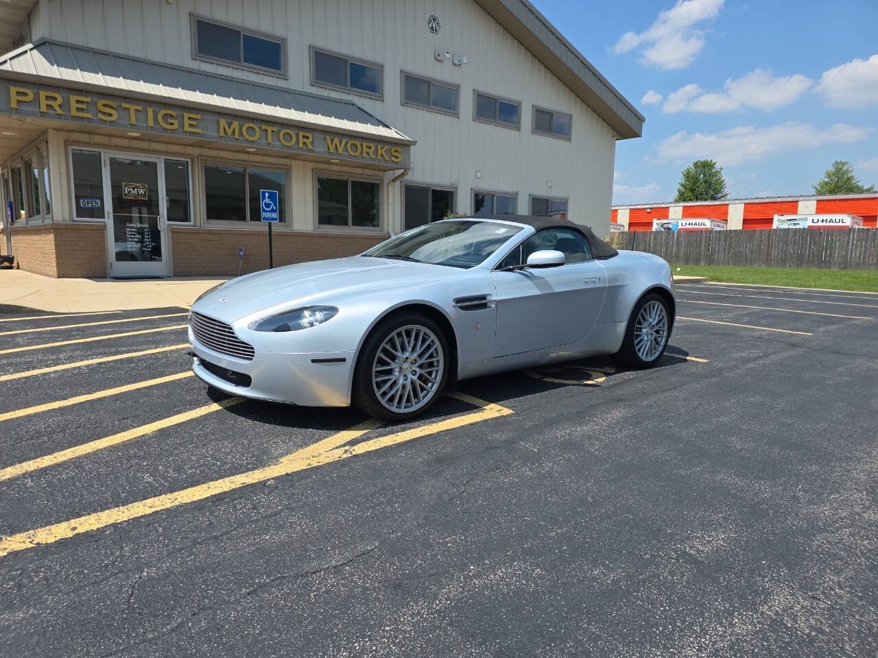 Used 2009 Aston Martin V8 Vantage Roadster RWD image 2