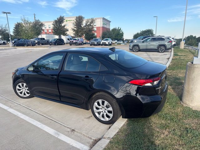 Used 2025 Toyota Corolla LE FWD image 4