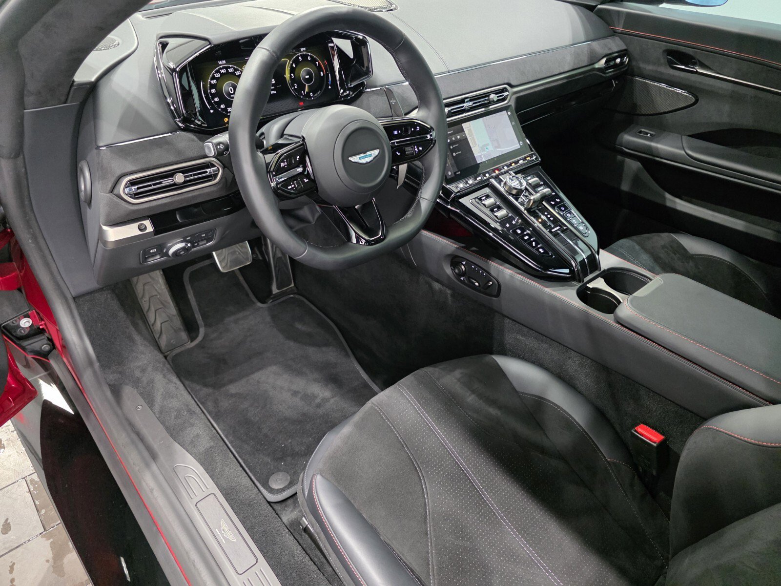 Used 2025 Aston Martin V8 Vantage Coupe image 3