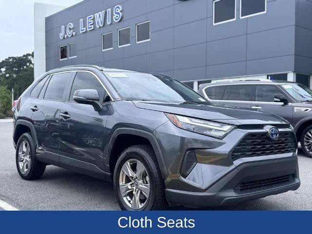 Used 2022 Toyota RAV4 XLE AWD/4WD image 2