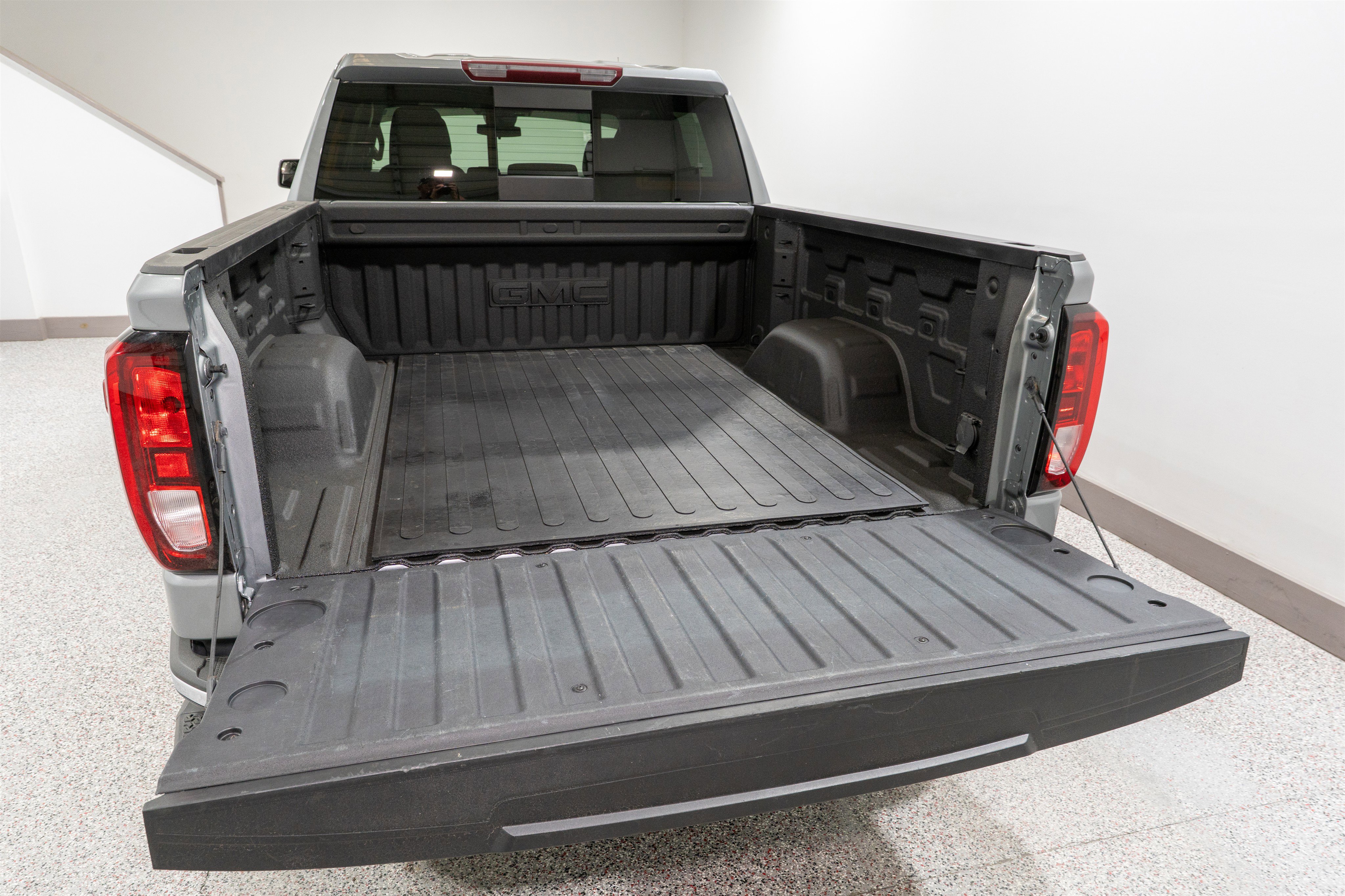 Used 2024 GMC Sierra 1500 SLE w/ Preferred Package image 11