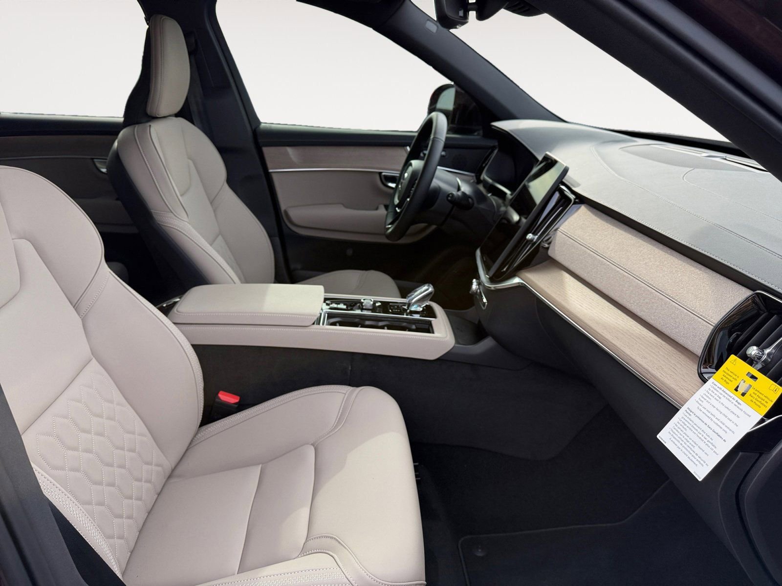 New 2025 Volvo XC90 T8 Core image 15