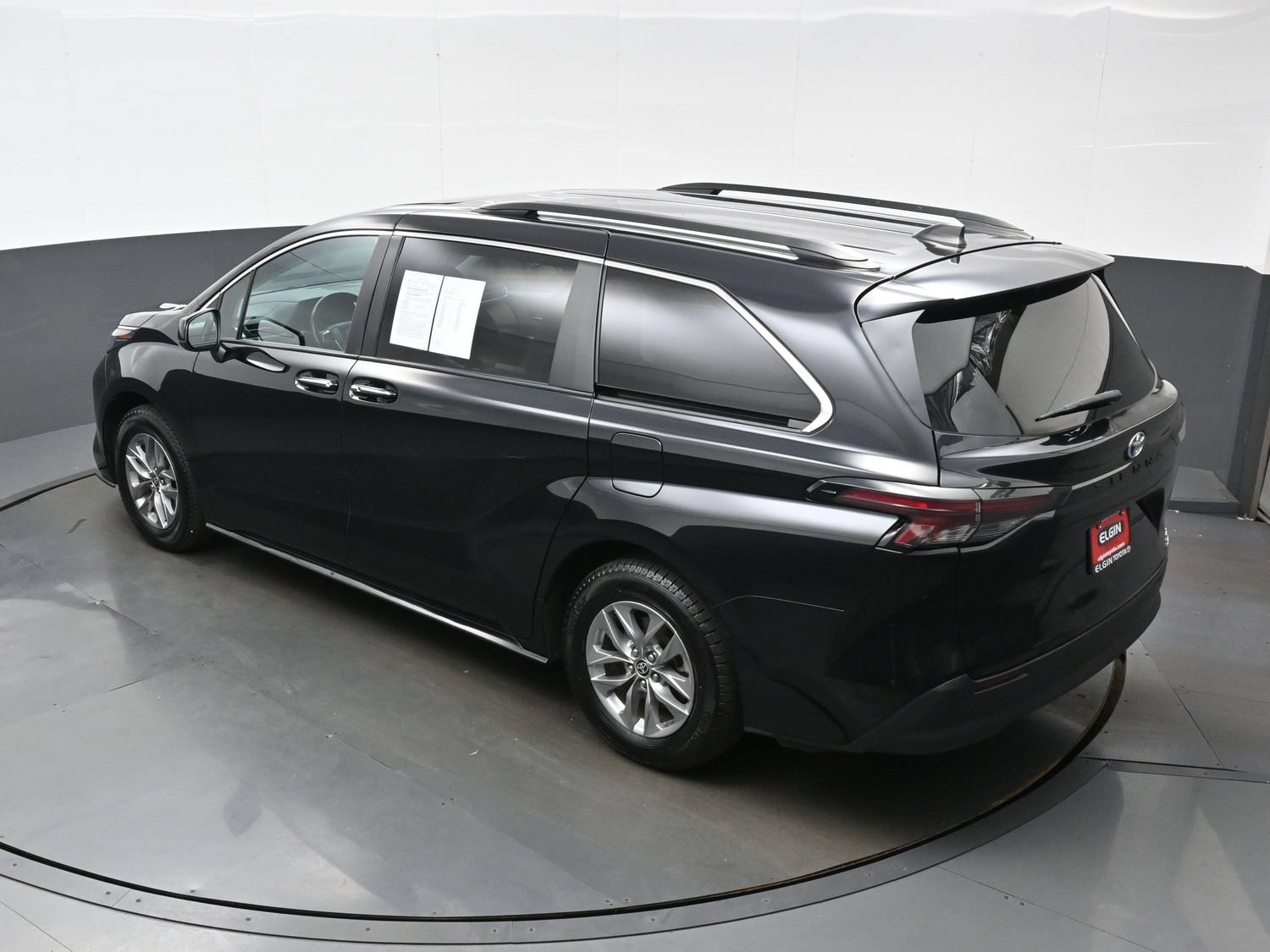 Used 2024 Toyota Sienna XLE FWD image 40