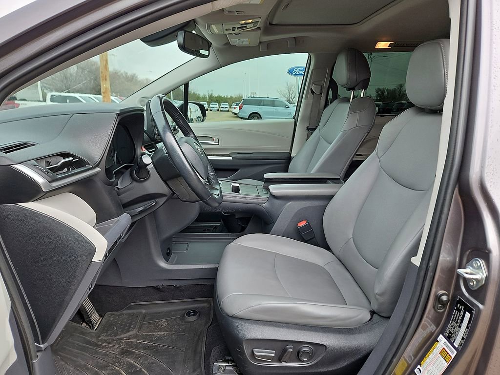 Used 2022 Toyota Sienna XLE w/ XLE Plus Package image 13