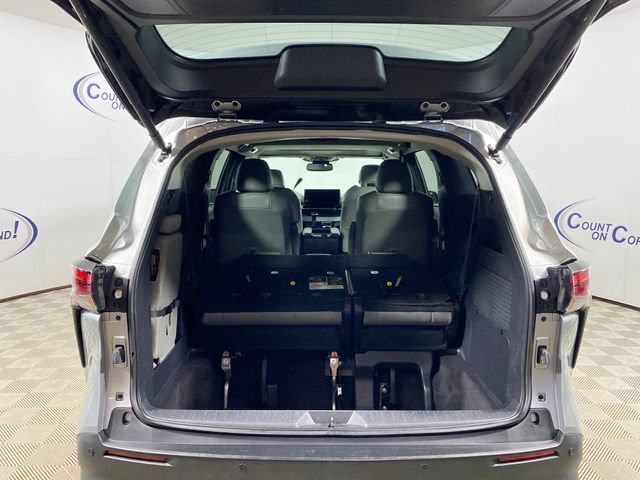Certified 2025 Toyota Sienna XLE FWD image 6
