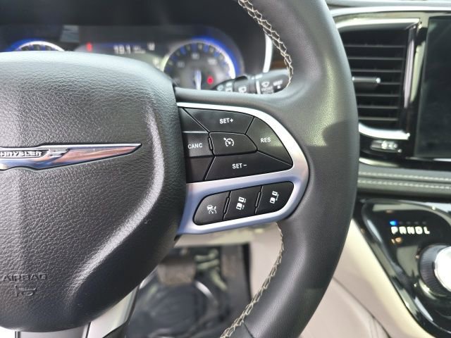 Used 2023 Chrysler Pacifica Limited FWD image 31