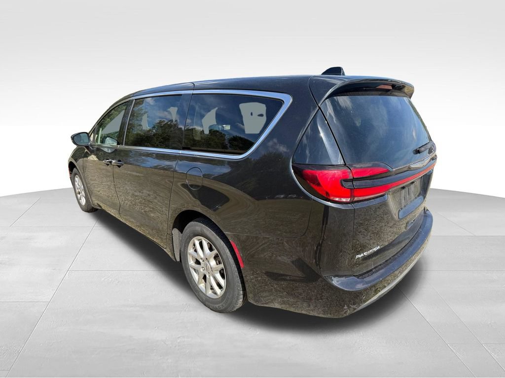 Used 2023 Chrysler Pacifica Touring-L FWD image 4