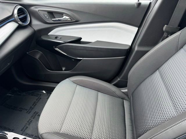 Used 2026 Chevrolet Trax LT w/ Sunroof Package FWD image 23
