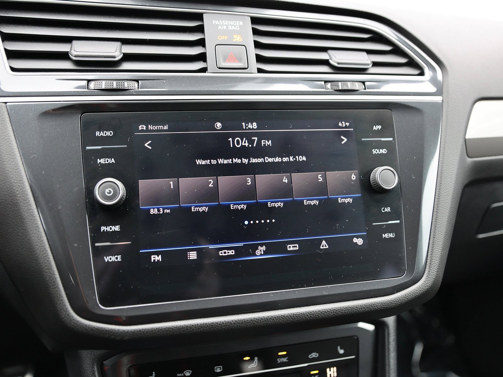 Used 2024 Volkswagen Tiguan SE R-Line image 25