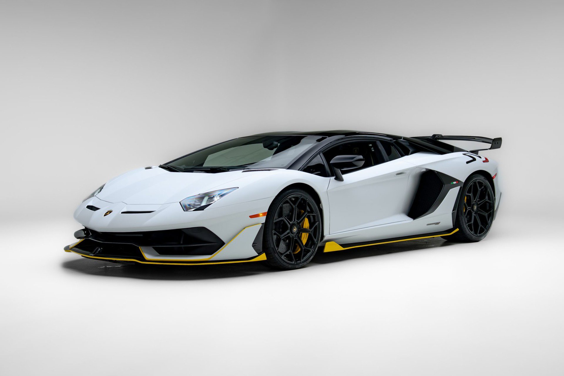 Used 2021 Lamborghini Aventador SVJ AWD/4WD image 9