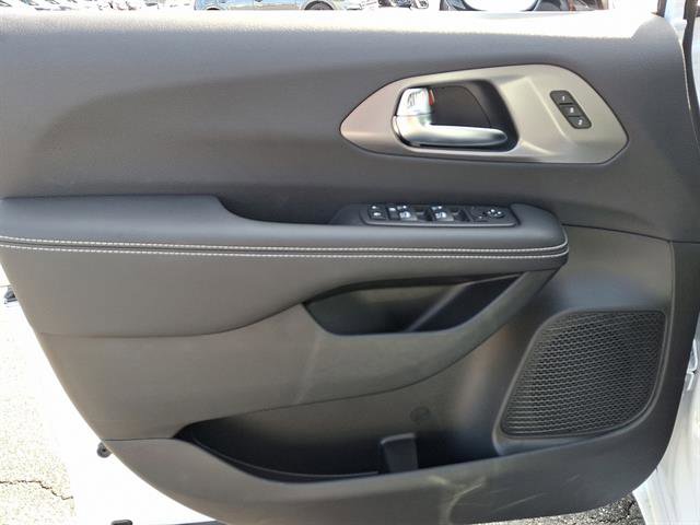 New 2026 Chrysler Pacifica Select image 10