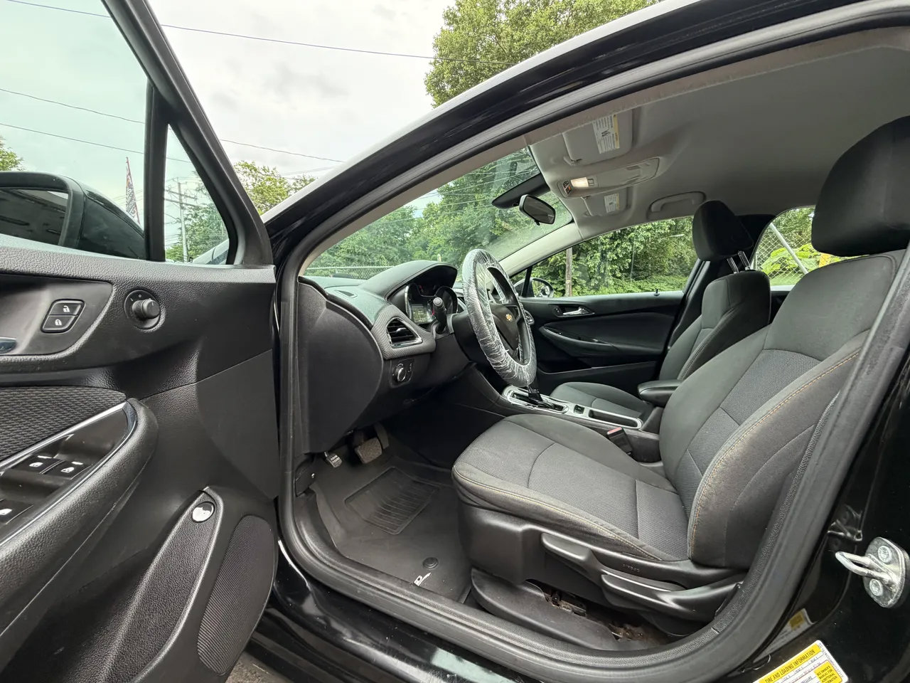Used 2017 Chevrolet Cruze LS FWD image 17
