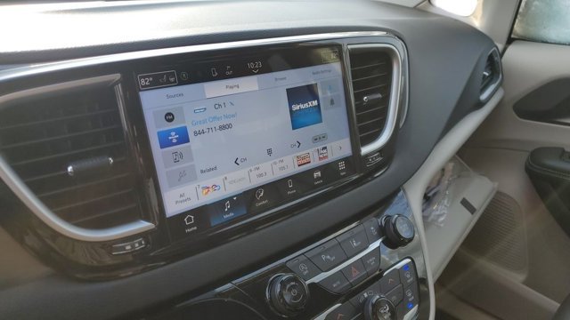 Used 2024 Chrysler Pacifica Touring-L FWD image 12