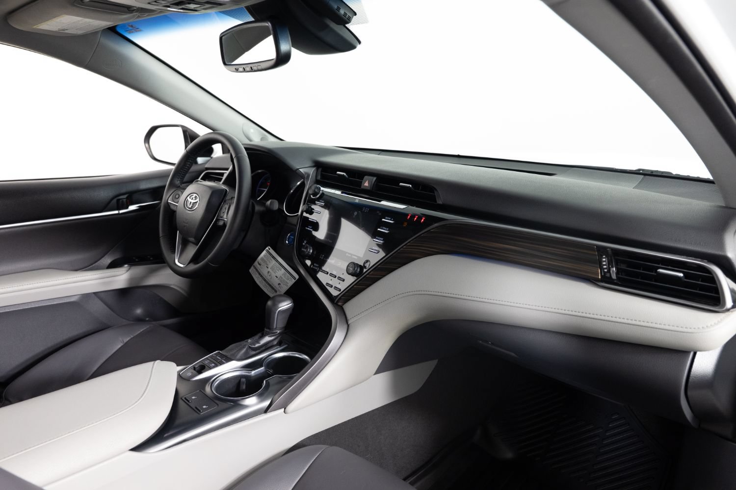 Used 2019 Toyota Camry XLE FWD image 25